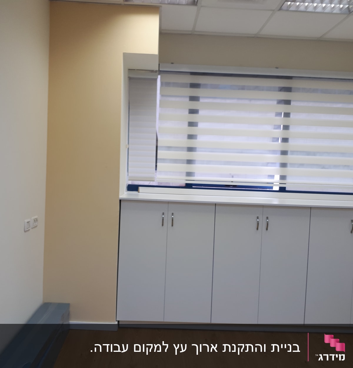 ארון עץ לבן עם דלתות ומגירות